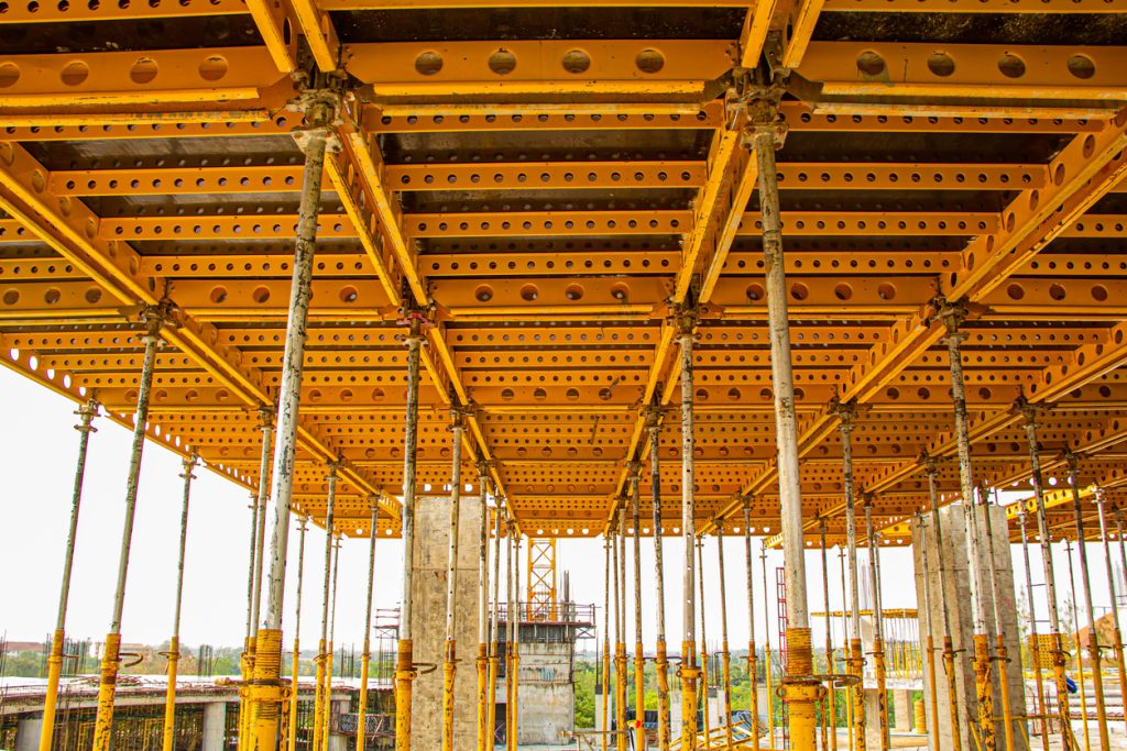 Concrete formwork with a folding mechanism and floor beams